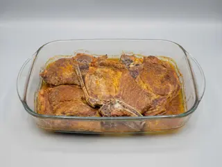 Chuletas de cerdo al horno con patatas fritas