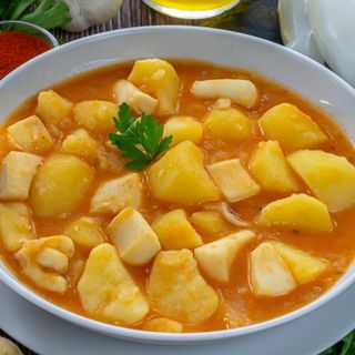 Patatas guisadas con sepia