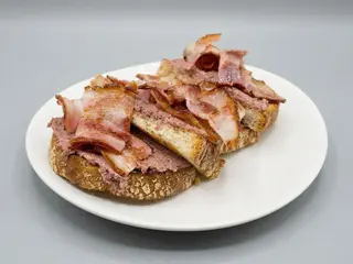 Tostada de paté con bacon