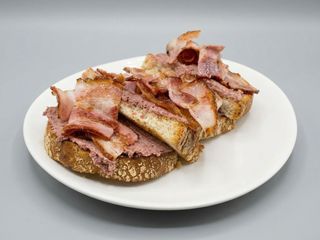 Tostada de paté con bacon