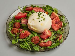Burrata, rúcula, tomate y pesto casero