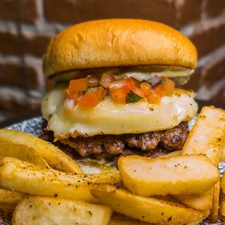 Guacamayo con patatas