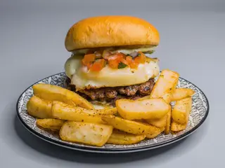 Guacamayo con patatas