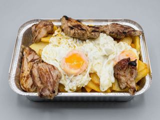 Huevos camperos con patatas y solomillo ibérico (De Casa)