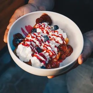 Gofre con nata, sirope de frutas del bosque y arándanos
