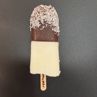 Polo de coco con baño en chocolate puro.