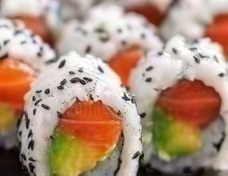 76. Salmón Y Aguacate (8 Pzs.)