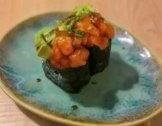 113. Gunkan De Salmón Y Aguacate (2 Pzs.)