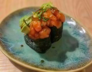 113. Gunkan De Salmón Y Aguacate (2 Pzs.)