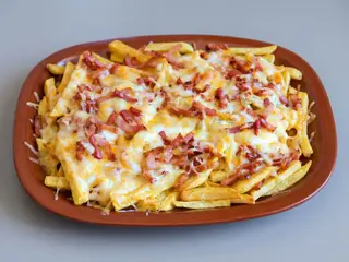 Patatas Fritas Con Queso Gratinado Y Jamón York (Medianas)