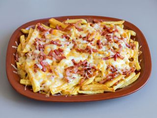 Patatas Fritas Con Queso Gratinado Y Jamón York (Medianas)