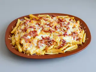 Patatas Fritas Con Queso Gratinado Y Jamón York (Grandes)