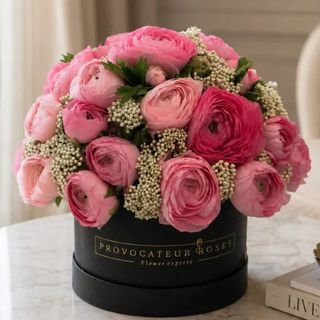 Caja de ranúnculos rosas