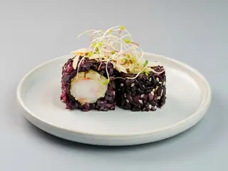 Uramaki arroz negro ebiten