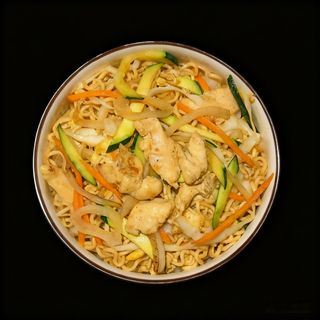 鸡肉日式炒面 Yakisoba Con Pollo Y Verdura