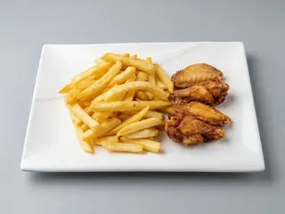 88G Alitas de Pollo con Patatas Fritas
