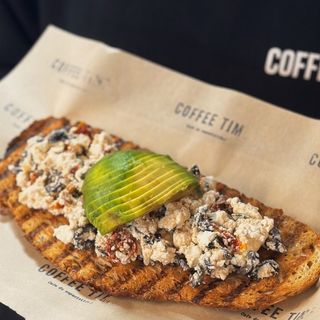 Tostada Aguacate Y Queso Feta