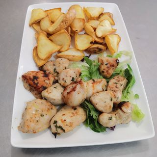 Tacos De Pollo Con Ensalada Y Papas Fritas