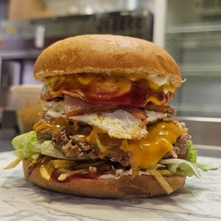LA SUPER BURGER TAVOS (alias la criminal)