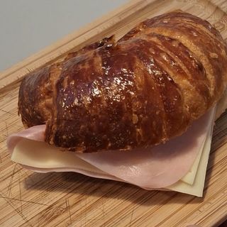 Medialuna con jamón y queso 