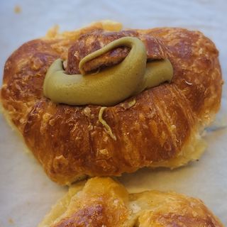 Medialuna con crema de pistacho 