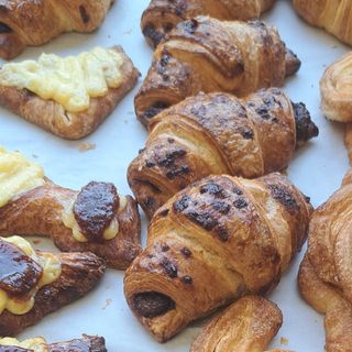 Facturas con crema pastelera y dulce de leche