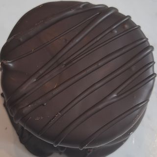 Alfajor de chocolate relleno de dulce de leche
