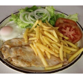 plato combinado de pechuga roquefort.