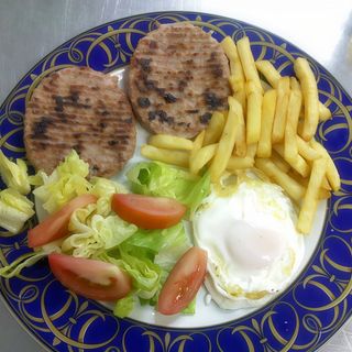plato combinado de hamburguesa