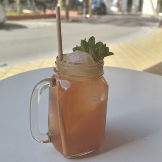 Té frío negro melocotón