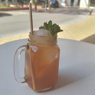 Té frío negro limón