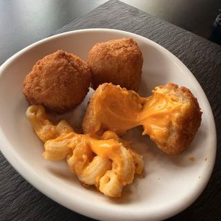 Croquetas de Mac and Cheese.