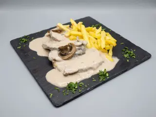 Lomo Al Horno en Salsa De Champiñones Con Guarnición