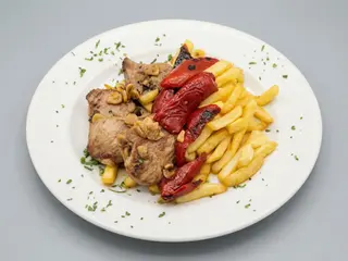 Solomillo Al Ajillo y Pimientos con Guarnición