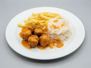 Albondigas de Pollo con Guarnición.