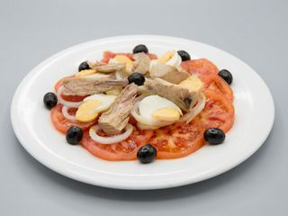 Ensalada De Tomate y Bonito De Nuestra Costera