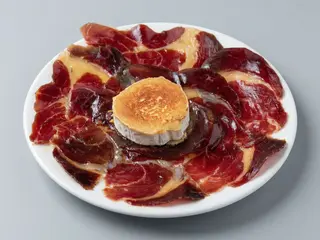 Cecina con queso de cabra " Trasacar"