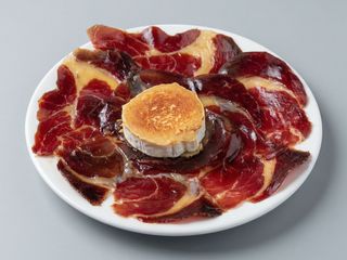 Cecina con queso de cabra " Trasacar"