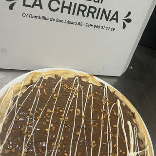 Pizza de chocolate con virutas de almendras