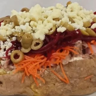 Potato de bocas de mar y atún más las salsas