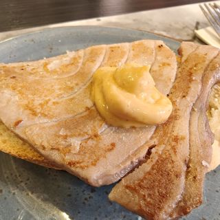 Atún a la plancha con mayokinchi (Tapa)