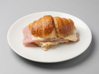 Medialunas rellenas con jamón y queso