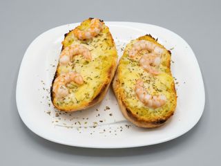 Pan de ajo con queso y langostino orégano