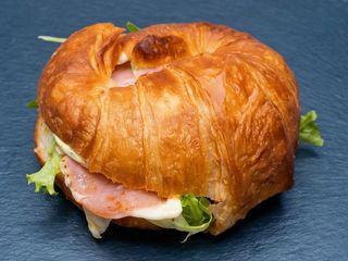 Croissant, crema de pollo