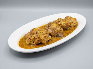Codillo asado con salsa de mostaza antigua 