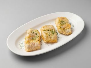 MERLUZA A LA ROMANA CON PATATAS PANADERAS