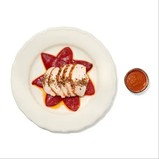 Pechuga de pollo marinada sobre pimientos del piquillo caramelizados