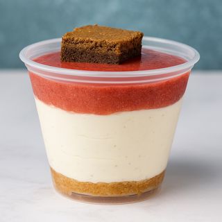 Semifrío de vainilla Bourbon con gelée de fresa y cubo de torta de chocolate