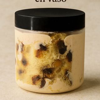 Helado de panettone en vaso