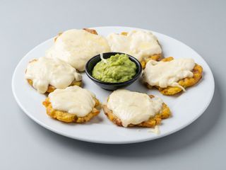 Patacones con fundido de queso y guacamole